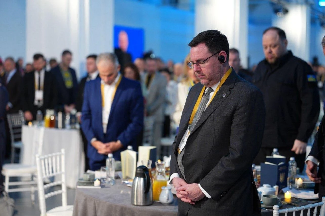 Dr. Elijah Brown, general secretary of the Baptist World Alliance, prays during the 11th Ukrainian National Prayer Breakfast in Kyiv on August 25, 2025. (Photo: Office of President Zelenskyy)