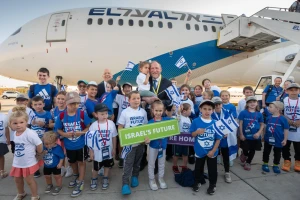 Rabbi Yehoshua Fass, co-founder and executive director of Nefesh B’Nefesh, Tony
Gelbart, co-founder and chairman of Nefesh B’Nefesh, together with the children
arriving on the Charter flight (Photo: Shahar Azran)