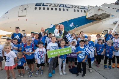 Rabbi Yehoshua Fass, co-founder and executive director of Nefesh B’Nefesh, Tony
Gelbart, co-founder and chairman of Nefesh B’Nefesh, together with the children
arriving on the Charter flight (Photo: Shahar Azran)