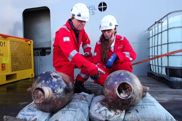 Dr. Bahartan and Jacob Sharvit with the ancient jars (Photo: Emil Aladjem, Israel Antiquities Authority).