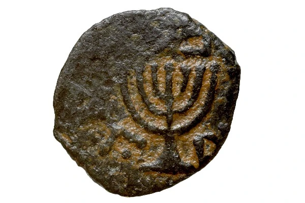 A bronze coin of Antigonus II Mattathias, the last Hasmonean Jewish King, dated to the end of the 1st century B.C., representing a Menorah of seven branches (Photo: Wikipedia).
