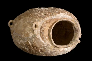 The rare ancient ivory vessel (Photo: Dafna Gazit, Antiquities Authority).