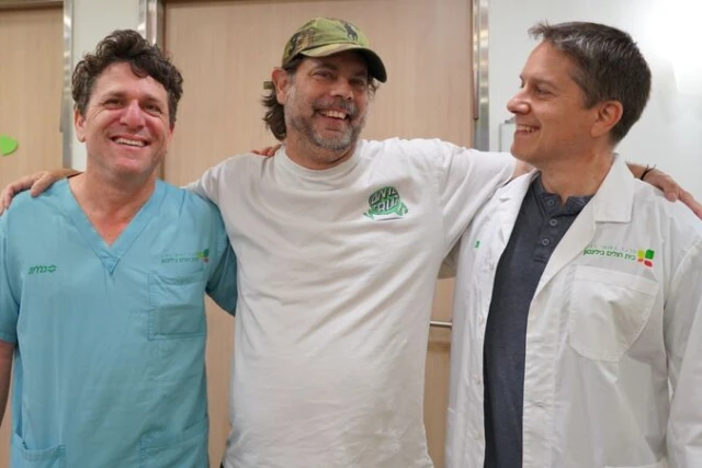 Simon Fischler (center), 47, with Dr. Ben Ben Avraham (left), head of the Heart Failure Service, and Prof. Leor Perl (right), head of the hospital’s Catheterization Institute, who led the surgical team that performed the life-saving procedure at Rabin Medical Center. (Photo: LinkedIn)
