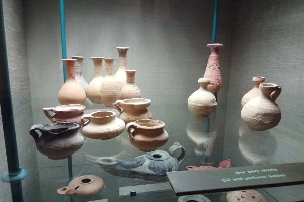 Archaeological items found at the "priests mansions", in exhibition today inside the Herodian Quarter Museum, before the renovation and the re-opening. Jylu 18, 2018 (Photo: Aaron Goel-Angot).