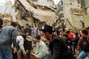 Rescue workers search for survivors and victims in the rubble left after a car bomb destroyed the Buenos Aires headquarters of the Argentine Israeli Mutual Association, July 18, 1994. Photo: REUTERS