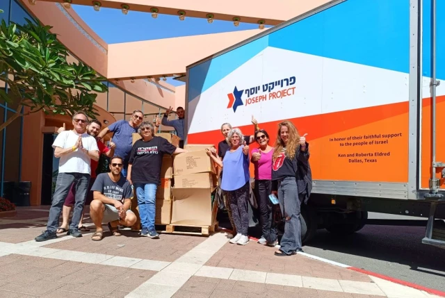 Israeli refugees receiving equipment from Joseph Project (Photo: Joseph Project).