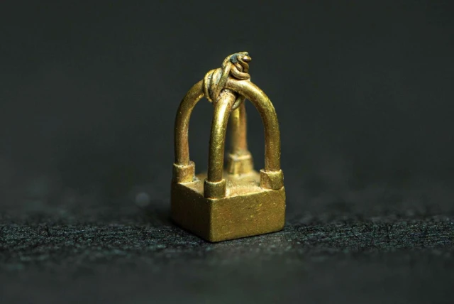 A detailed view of the Ophel Electrum Basket Pendant, measuring a mere 4mm square at its base (Photo: Reese Zoellner/Courtesy of: AIBA )