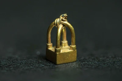 A detailed view of the Ophel Electrum Basket Pendant, measuring a mere 4mm square at its base (Photo: Reese Zoellner/Courtesy of: AIBA )