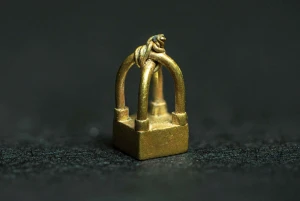 A detailed view of the Ophel Electrum Basket Pendant, measuring a mere 4mm square at its base (Photo: Reese Zoellner/Courtesy of: AIBA )