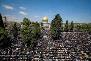 Thousands of Muslim worshipers attend the last Friday prayers of the month of Ramadan, on the Temple Mount in Jerusalem's Old City, April 14, 2023 (Photo: Jamal Awad/Flash90).
