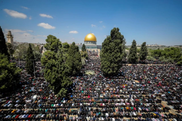 Thousands of Muslim worshipers attend the last Friday prayers of the month of Ramadan, on the Temple Mount in Jerusalem's Old City, April 14, 2023 (Photo: Jamal Awad/Flash90).