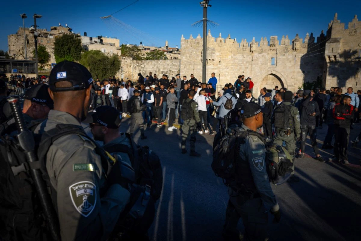 Israel border police stand at the Damascus gate. April 20, 2022 (Photo: Olivier Fitoussi/Flash90).
