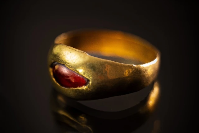 The 2,300-year-old gold ring found in the city of David recently, on May 2024 (Photo: Asaf Peri, City of David).