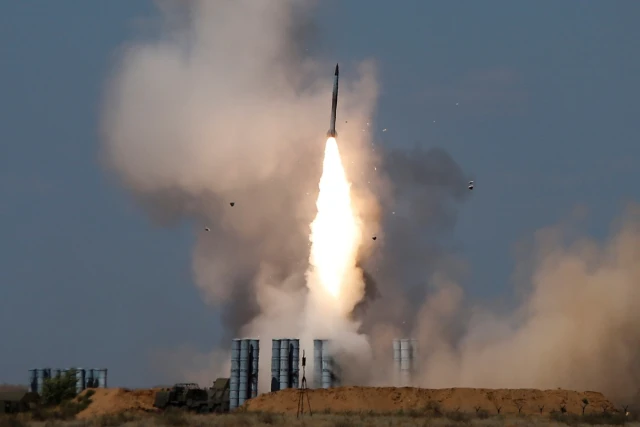 An S-300 air defense missile system launches a missile during the Keys to the Sky competition at the International Army Games 2017 at the Ashuluk shooting range outside Astrakhan, Russia August 5, 2017 (Photo: REUTERS/Maxim Shemetov).