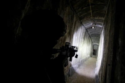 An Israeli soldier secures a tunnel underneath Al Shifa Hospital in Gaza City, amid the ongoing ground operation of the Israeli army against Palestinian Islamist group Hamas, in the northern Gaza Strip, November 22, 2023. REUTERS/Ronen Zvulun