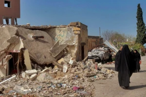 Lebanese women walk past rubble of a café that was hit by an overnight Israeli strike in the southern Lebanese village of Naqoura, in 2024 (Photo: STR/dpa Picture Alliance / via Reuters).