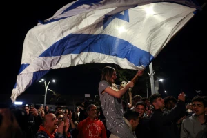 People gather at Sheba Medical Center in Ramat Gan, Israel, on January 19, 2025, celebrating the arrival of Romi Gonen, Doron Steinbrecher, and Emily Damari, three former female hostages held in Gaza since the deadly October 7, 2023, attack. Photo: REUTERS/Ronen Zvulun.