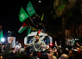 Freed Palestinian prisoners are carried aloft after being released from an Israeli jail as part of a hostages-prisoners swap and a ceasefire deal in Gaza between Hamas and Israel, in Ramallah, in the Israeli-occupied West Bank, January 20, 2025. REUTERS/Ammar Awad