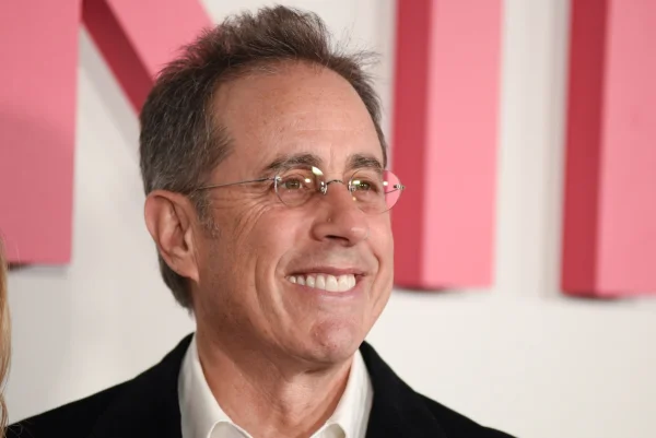 Jerry Seinfeld mocks anti-Israel heckler who interrupts Chicago comedy show