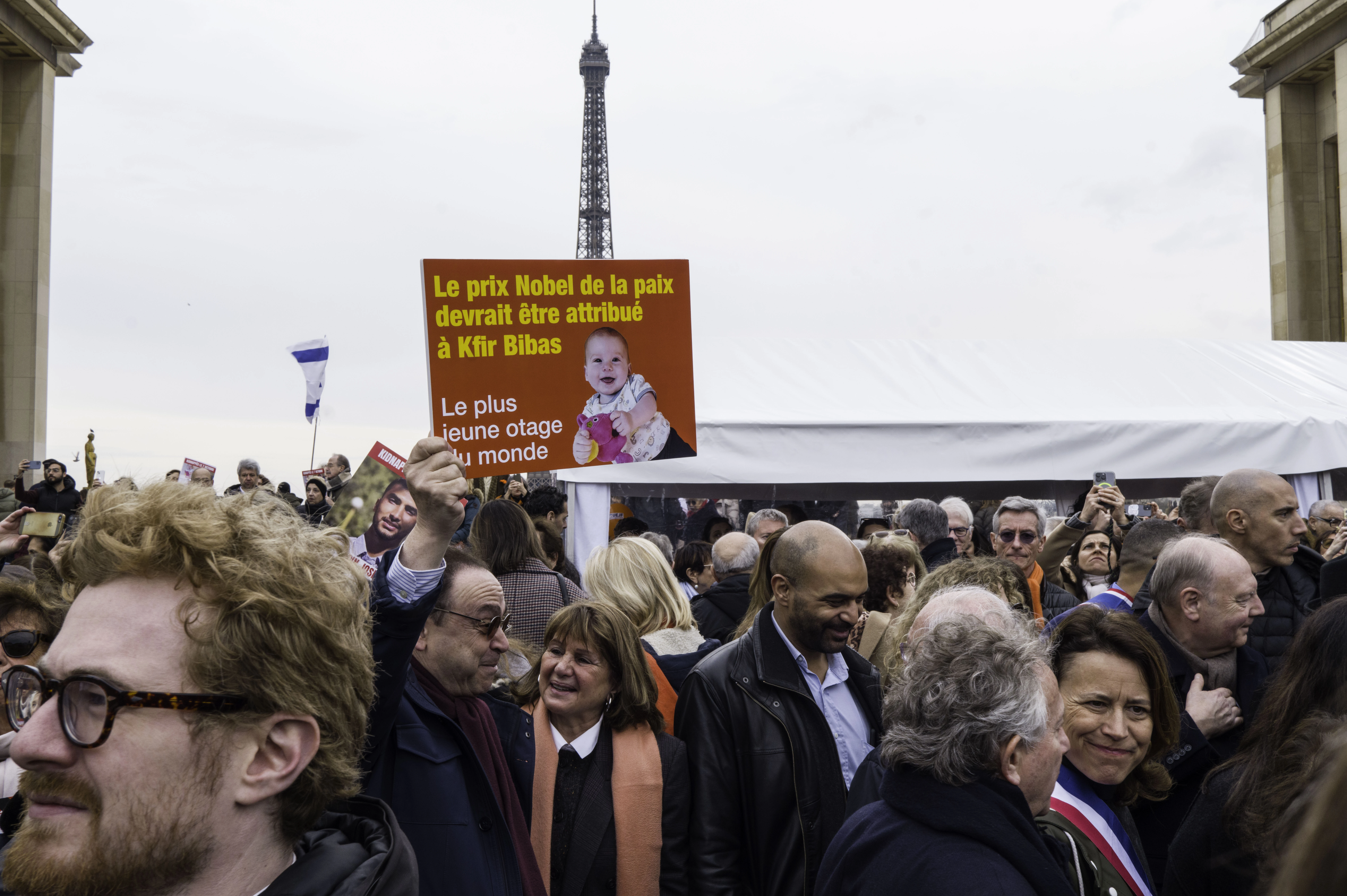 People gather at Place du Trocadéro to honor hostages murdered by Hamas, days after the Bibas children's bodies were returned to Israel. Paris, Feb. 21, 2025. Photo: Eric Broncard/Hans Lucas via Reuters.