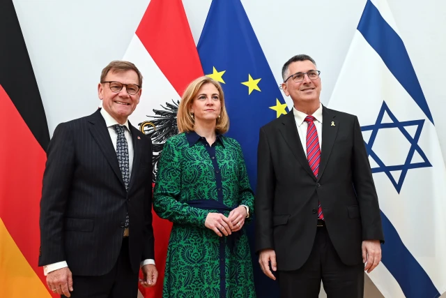 Israeli Foreign Minister Gideon Saar (right) meets with Austrian Foreign Minister Beate Meinl-Reisinger (center) and Germany’s Johann Wadephul (left) in Vienna to discuss the Gaza conflict and Iran’s nuclear threat. July 10, 2025. (Photo: dpa via Reuters)