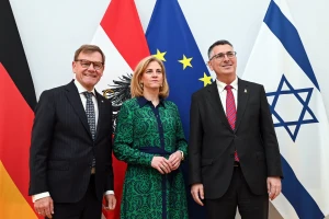Israeli Foreign Minister Gideon Saar (right) meets with Austrian Foreign Minister Beate Meinl-Reisinger (center) and Germany’s Johann Wadephul (left) in Vienna to discuss the Gaza conflict and Iran’s nuclear threat. July 10, 2025. (Photo: dpa via Reuters)