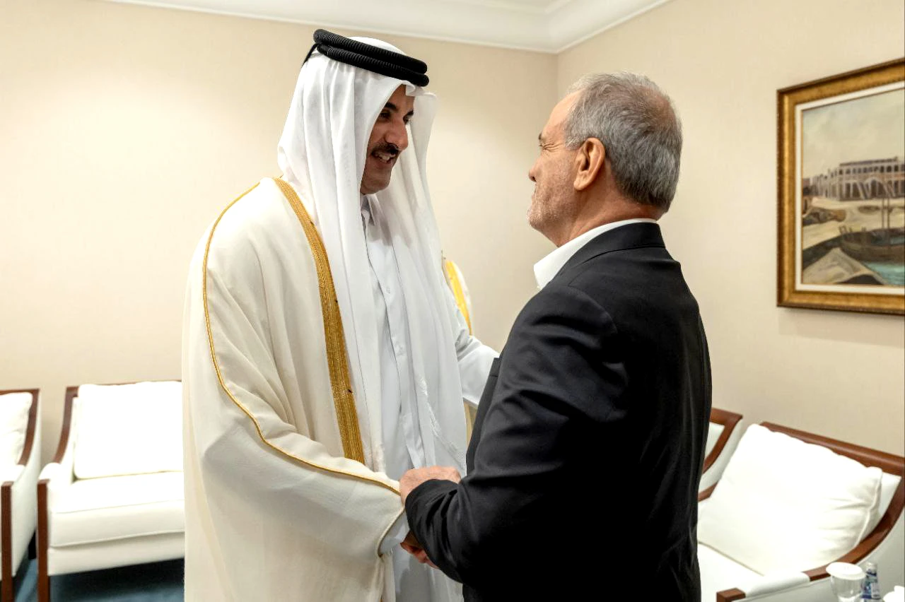 Qatar's Emir SHEIKH TAMIM BIN HAMED AL-THANI (L) meeting with Iran's President MASOUD PEZESHKIAN (R) on the sidelines of the 2025 Arab-Islamic emergency summit in Doha. September 16, 2025, Doha, Qatar. (Photo: Iranian Presidency via Reuters)
