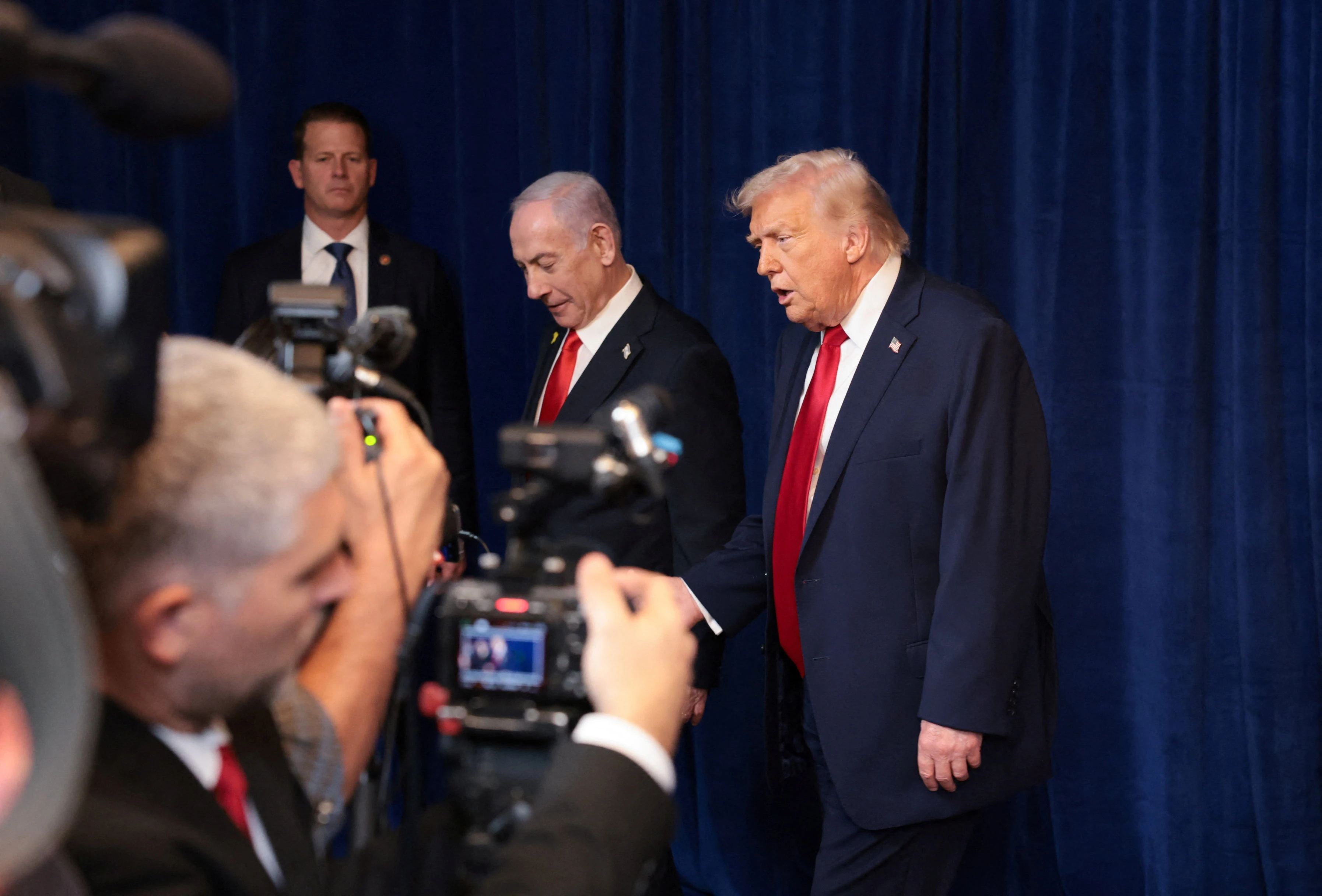 U.S. President Donald Trump and Israeli Prime Minister Benjamin Netanyahu walk as they interact with members of the media following a press conference after meeting at Trump’s Mar-a-Lago club in Palm Beach, Florida, U.S., December 29, 2025. REUTERS/Jonathan Ernst