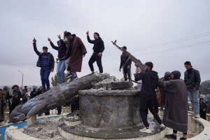 A group of civilians smash a statue of a Syrian Democratic Forces fighter in the city of Tabqa after the Syrian army took control of it, in Tabqa, Syria, January 18, 2026. Photo: Reuters Connect by Karam al-Masri
