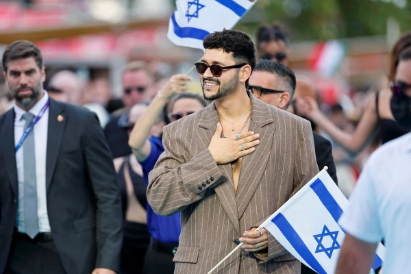 Fans welcome Israeli Eurovision singer in Vienna