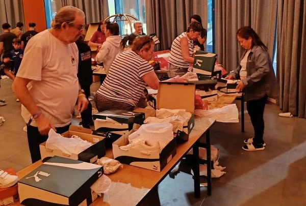 Israeli refugees in Eilat receiving shoes and clothing from Joseph project (Photo: Joseph Project).