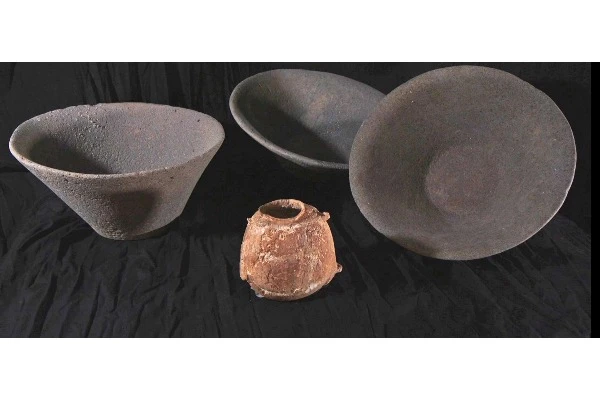 The rare ivory vessel and the basalt ones (Photo: Emil Aladjem, Antiquities Authority).