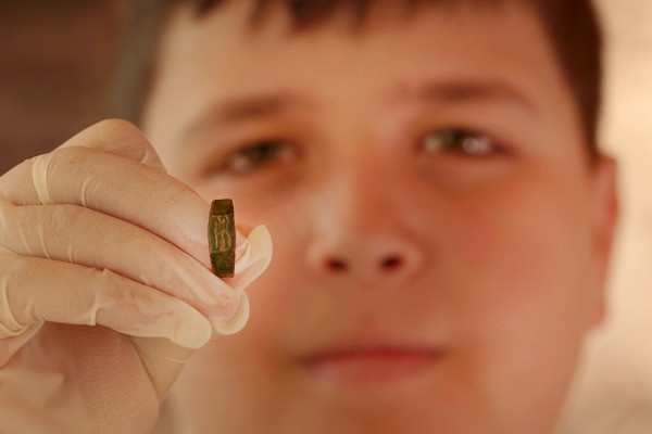 Yair Whiteson and the ring (Photo: Emil Aladjem, Israel Antiquities Authority).