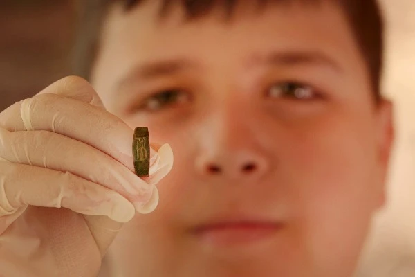 Yair Whiteson and the ring (Photo: Emil Aladjem, Israel Antiquities Authority).