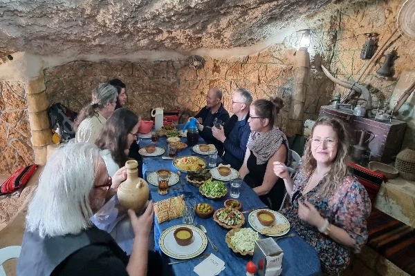 The touristic experience at the Abu Jaber's cave, with authentic Arab & Middle-Eastern food. 2023 (Photo: Drejat, Facebook).