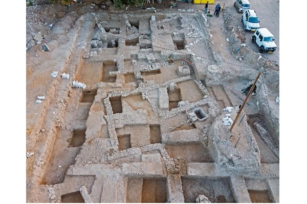 The Jewish public building discovered in Lod (Aerial Photography: Assaf Peretz, Israel Antiquities Authority).