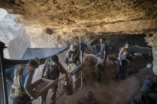 The “Cave of Skulls” during excavations conducted by the Israel Antiquities Authority and the Hebrew University as part of a broad Heritage Project to save heritage finds in the Judean Desert caves from antiquities theft (Photo: Yoli Schwartz, Israel Antiquities Authority).