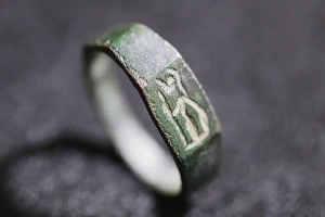 The ring found in the Carmel (Photo: Emil Aladjem, Israel Antiquities Authority).