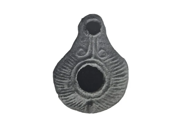 An identical lamp was discovered at Mezad Tsafir 90 years ago by archaeologist Nelson Glueck. Credit: Nelson Glueck, 1934-1935. Explorations in Eastern Palestine, II. (AASOR 15). P. 116, fig. 42.