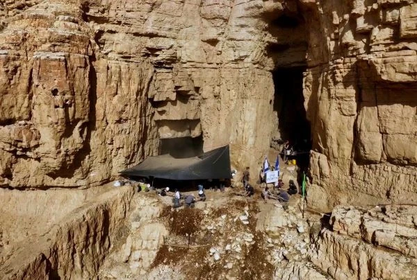 Excavations of the Israel Antiquities Authority in the Judean Desert. The public is invited (Photo: Emil Aladjem, Israel Antiquities Authority).