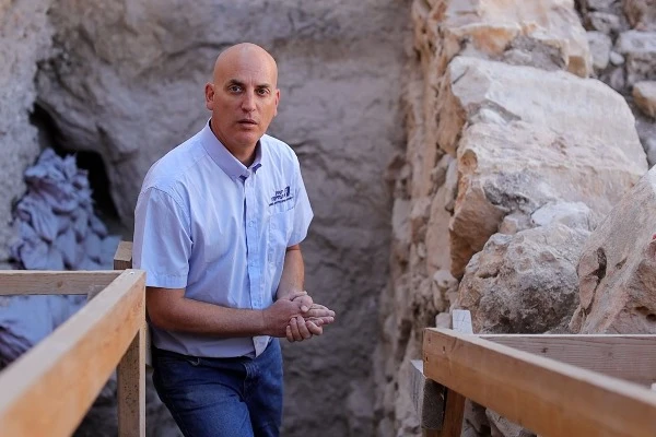 Dr. Yiftah Shalev of the Israel Antiquities Authority in front of a section of the moat (Photo: Eliyahu Yanai, City of David).
