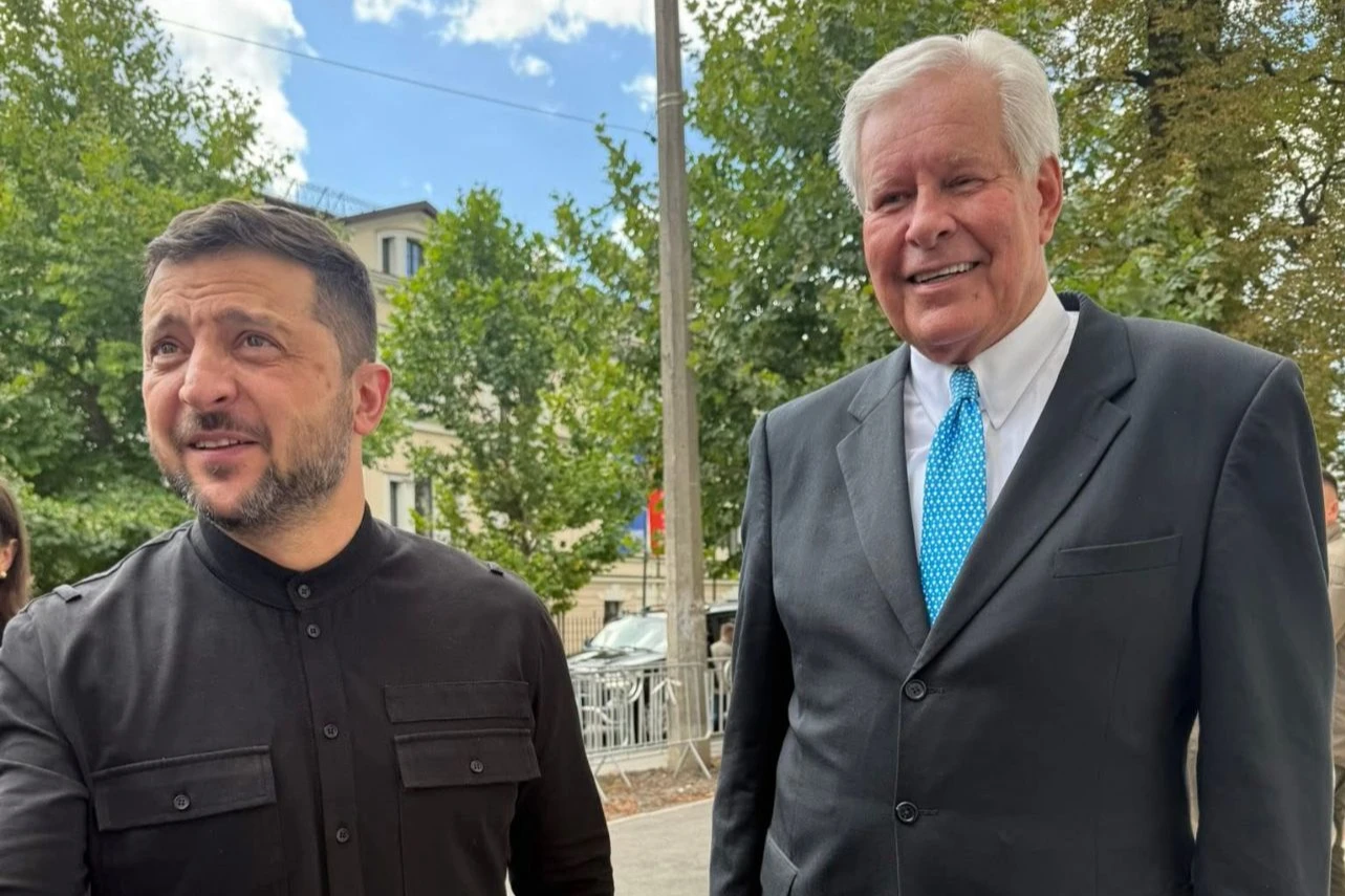 Ukrainian President Volodymyr Zelenskyy with Evangelical leader and former U.S. Congressman Bob McEwen. (Photo: Liz McEwen)