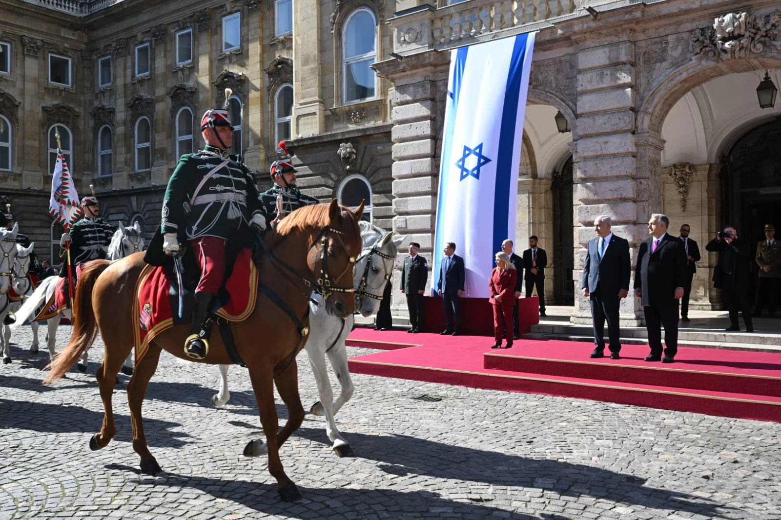 Prime Minister Benjamin Netanyahu and his wife Sara were welcomed, today (Thursday, 3 April 2025), by Hungarian Prime Minister Viktor Orban and his wife, and an honor guard, at a ceremony in Budapest.Avi Ohayon (GPO)