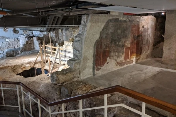 Roman Frescoes found inside the ancient houses, at the Herodian Quarter Museum, before the renovation and the re-opening in May/June 2024 (Photo: Social Media).