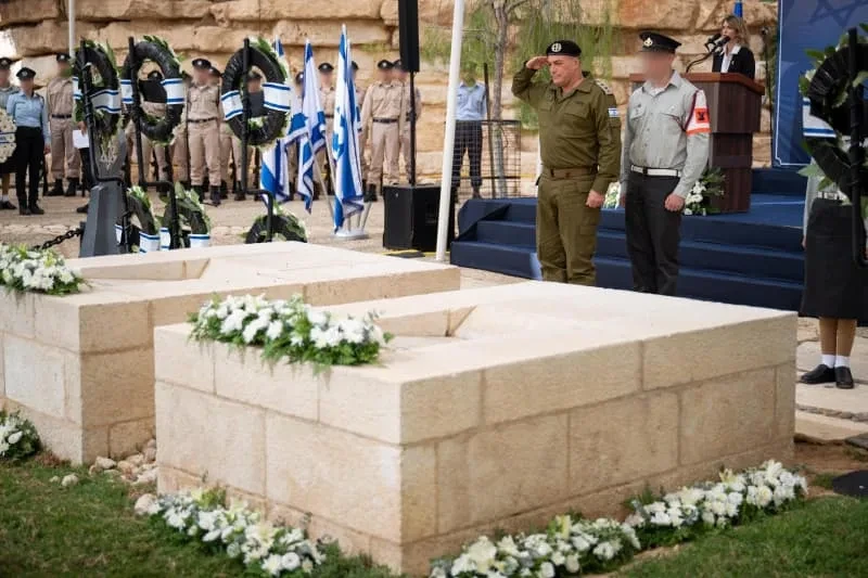 IDF Chief of Staff Lt.-Gen. Eyal Zamir at David Ben-Gurion's grave, Sde Boker.
(Credit: IDF Spokesperson Unit)