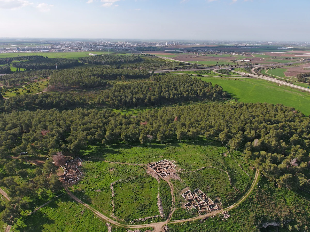 Aerial view of Khirbet al-Ra‘i.
Photo: Emil Aladjem, Israel Antiquities Authority.
