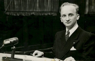 Benjamin Ferencz at the podium, in Courtroom 600, Palace of Justice, Nuremberg, 1947 (Photo: benferencz.org)