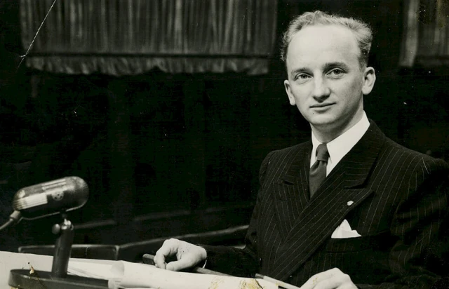 Benjamin Ferencz at the podium, in Courtroom 600, Palace of Justice, Nuremberg, 1947 (Photo: benferencz.org)