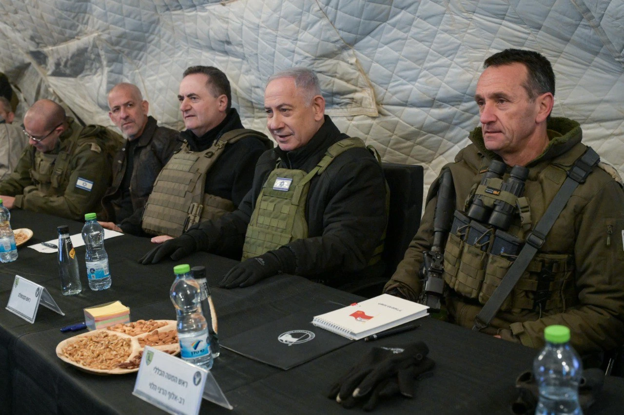Israeli Prime Minister Benjamin Netanyahu holds an assessment on the summit of Mt. Hermon together with Defense Minister Israel Katz, IDF Chief-of-Staff Lt.-Gen. Herzi Halevi, Head of Northern Command Ori Gordin and ISA Director Ronen Bar, Dec. 17, 2024. (Photo: Ma'yan Toaf/GPO)