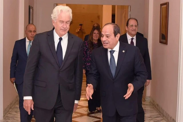Egyptian President Abdel-Fattah el-Sisi speaks with CIA Director William Burns in Cairo, July 9, 2024. (Photo: Egyptian Presidency)